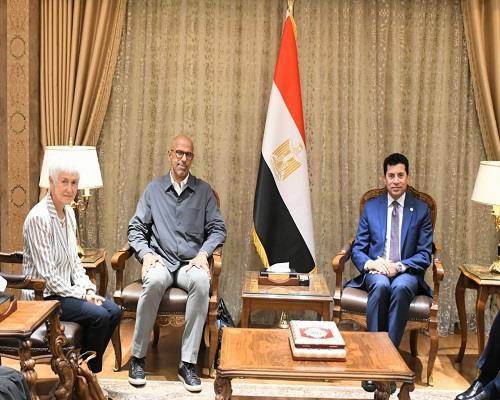 وزير الرياضة يلتقي رئيس الاتحاد الدولي للإسكواش   