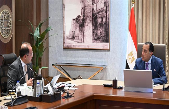 مدبولي يستعرض مع وزير المالية الملامح الأولية للحزمة الثانية من مبادرة التسهيلات الضريبية