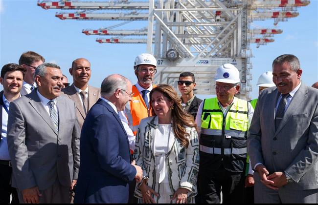 السفيرة الأمريكية والوفد التجاري يزورون ميناء دمياط لتعزيز التعاون في تحديث البنية التحتية البحرية.