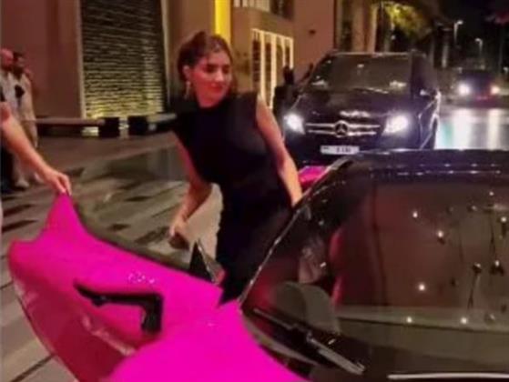 مي عمر في سيارة فاخرة ..باطلالة تجذب الجمهور