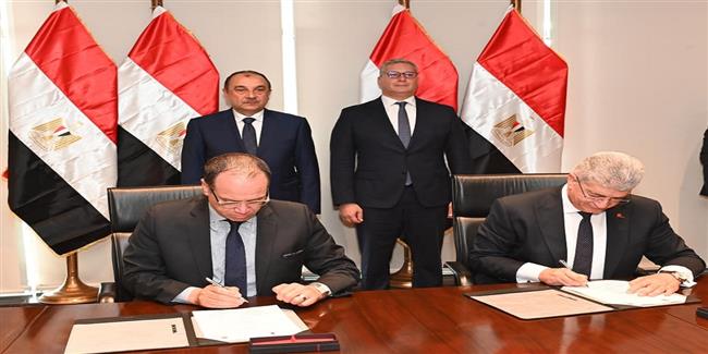 وزيرا قطاع الأعمال والبترول يشهدان توقيع عقد بين "إيجوث" و"بتروجت" 