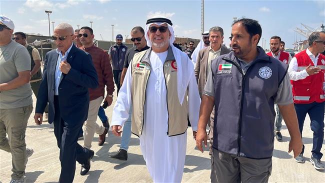 وفد إماراتي رفيع المستوى يستقبل سفينة مساعدات إنسانية في ميناء العريش محمّلة بسبعة آلاف طن لدعم غزة