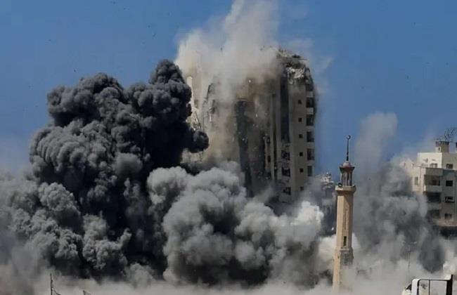 قصف إسرائيلي يستهدف الأبراج والمباني السكنية بمدينة غزة