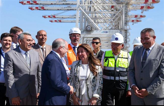 السفيرة الأمريكية والوفد التجاري يزورون ميناء دمياط لتعزيز التعاون في تحديث البنية التحتية البحرية