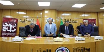 محافظ المنيا يشهد مراسم توقيع بروتوكول تعاون مع شركة مياه الشرب والصرف الصحي 