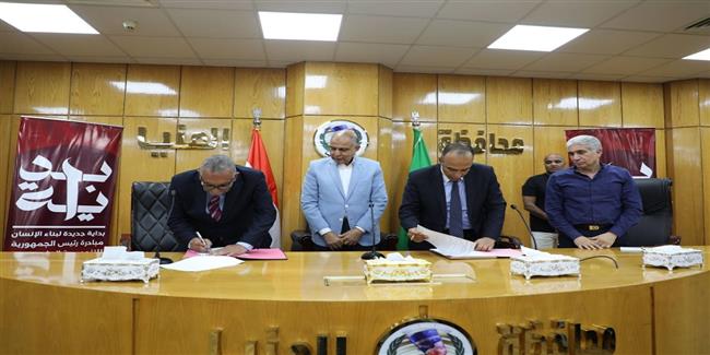 محافظ المنيا يشهد مراسم توقيع بروتوكول تعاون مع شركة مياه الشرب والصرف الصحي 