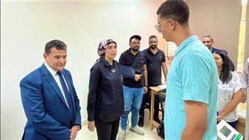 رئيس جامعة الأقصر تتابع أعمال الكشف الطبي والمقابلات الشخصية للطلاب بالجامعة الأهلية