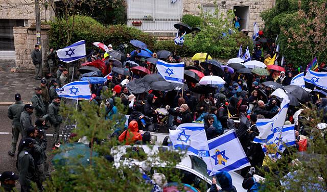 الآلاف يتظاهرون أمام منزل نتنياهو عقب تكثيف العمليات العسكرية في غزة