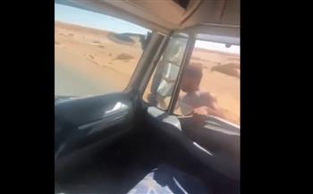 شاحنة تسير بمفردها تشعل الغضب في ليبيا.. فيديو يهزّ الإنترنت