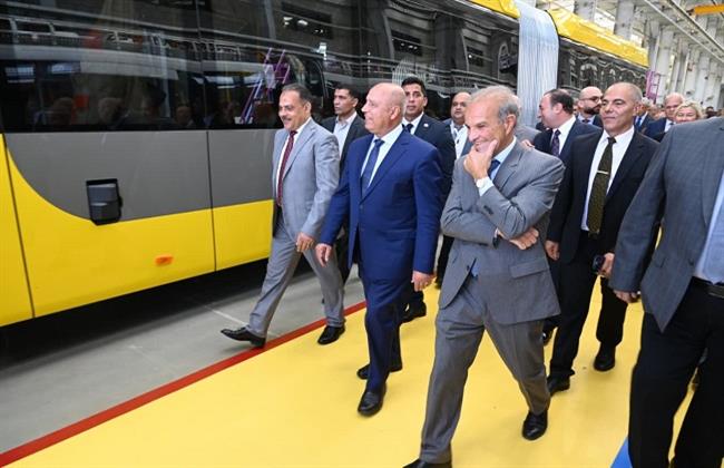 وزير الصناعة يفتتح خط إنتاج جديد لشركة MCV لتصنيع وتصدير الأوتوبيسات الكهربائية بالشرقية