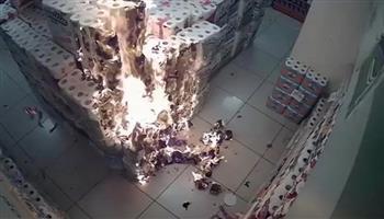 كارثة داخل سوبرماركت.. طفل تركي يشعل النيران في المناديل الورقية (فيديو)