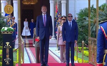 الرئيس السيسي وقرينته يستقبلان ملك وملكة إسبانيا بقصر الاتحادية.. صور