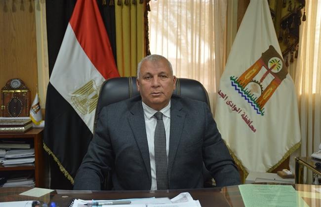 محافظ الوادي الجديد يتفقد معرض المستلزمات المدرسية للعاملين بمجمع المصالح الحكومية