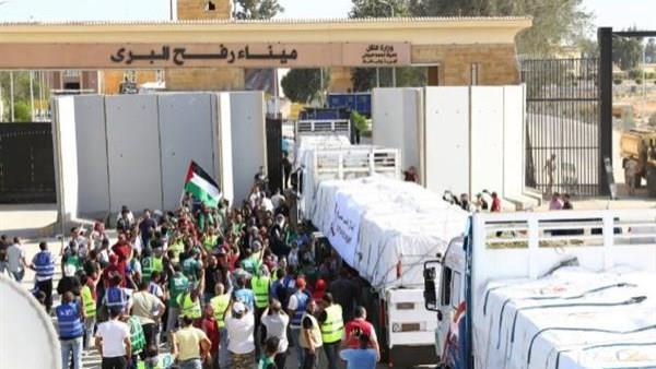 عاجل.. الهلال الأحمر يدفع بعشرات الشاحنات المحملة بالمواد الغذائية والدوائية لغزة