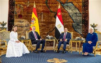 السيدة انتصار السيسي ترحب بملك إسبانيا وقرينته في مصر