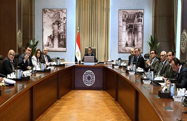 رئيس الوزراء يتابع تنفيذ اشتراطات وضوابط إعلانات على الطرق العامة والمحاور