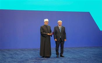 الرئيس الكازاخستاني يمنح مفتي الجمهورية وسام الشرف تقديرًا لجهوده في تعزيز الحوار بين الأديان