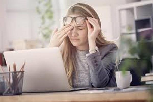 تعرفي علي أعراض إجهاد العين الرقمي وطرق الوقاية منه