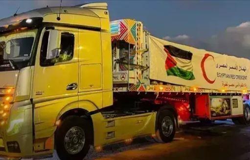 الهلال الأحمر: قافلة «زاد العزة» تحمل 80 ألف سلة غذائية ومساعدات متنوعة للفلسطينيين  