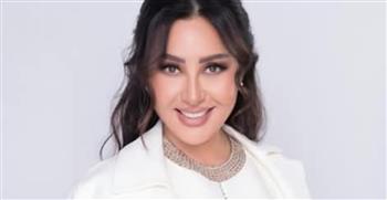 لطيفة باللون الأبيض الكلاسيكي