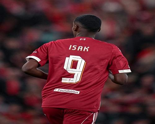 إيزاك يحتفل بمشاركته الأولي مع ليفربول ضد أتلتيكو مدريد في دوري الأبطال