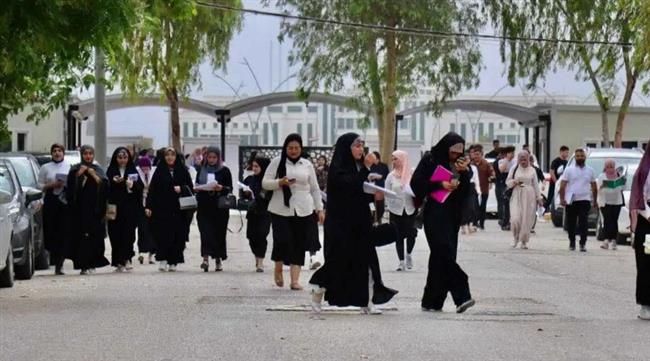 قرار صادم.. جامعة عراقية تمنع ارتداء الجينز والفساتين