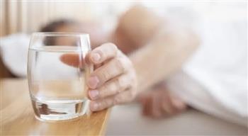 خطر على الصحة.. دراسة تحذّر من وضع كوب ماء بجوار السرير
