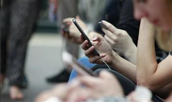 استعمال الهواتف الذكية في المرحاض يسبب هذا المرض