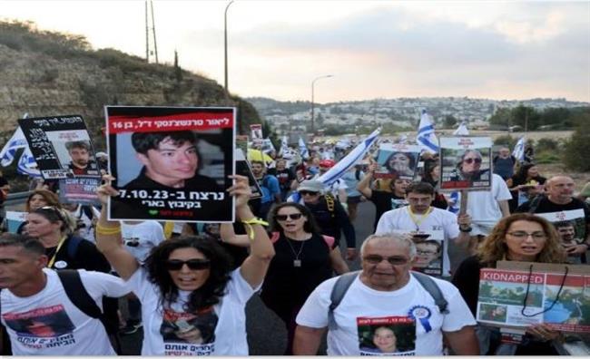 قناة إسرائيلية: عائلات الرهائن أبلغت من قبل مسؤولين كبار بأن مواقع وجود ذويهم غير معروفة