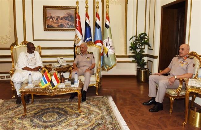 وزير الدفاع والإنتاج الحربي يلتقي وزير دفاع جمهورية جامبيا