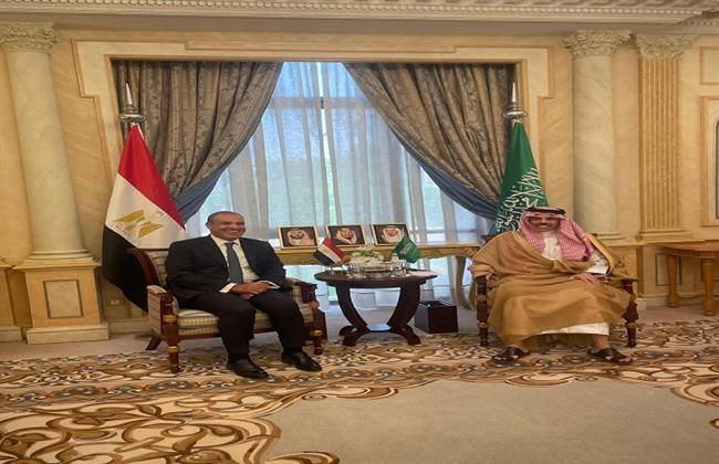 وزير الخارجية يجري مباحثات مع نظيره السعودي لتعزيز التعاون الثنائي