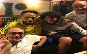 الزعيم يطل مجددًا بعد غياب طويل.. أكرم السعدني يشارك صورة تجمعه بـ عادل إمام  