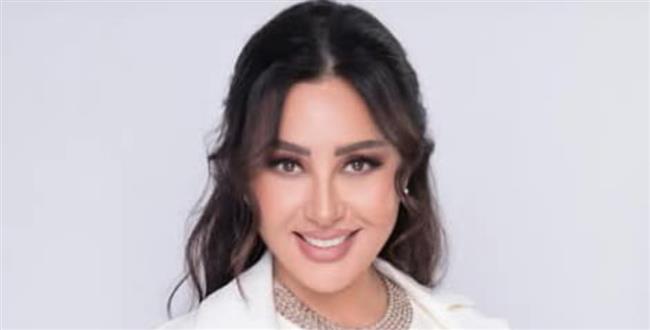 لطيفة باللون الأبيض الكلاسيكي