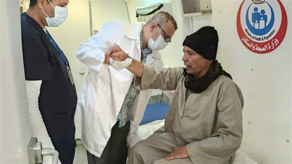 «صحة المنيا» توقع الكشف الطبي المجاني على 965 مواطنا بقرية بأبو قرقاص