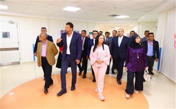 وزيرة التضامن تصطحب وزير الأسرة والتنمية الاجتماعية بـ«سنغافورة» في زيارة لمستشفى الناس