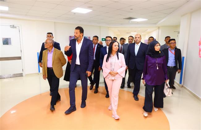 وزيرة التضامن تصطحب وزير الأسرة والتنمية الاجتماعية بـ«سنغافورة» في زيارة لمستشفى الناس