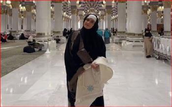 ياسمين عبد العزيز تشارك جمهورها لحظات روحانية من أجواء العمرة