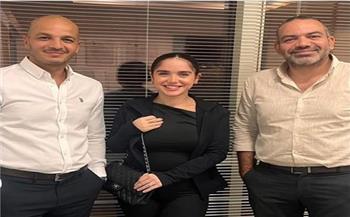 برفقة طبيبها المعالج.. رنا رئيس تظهر لأول مرة بعد تعافيها من أزمتها الصحية