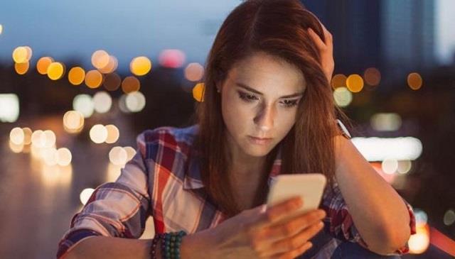 كيف تتعاملين مع متابعة أهل زوجك لك على السويشيال ميديا بحكمة؟