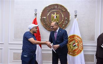 وزير العمل يُسلم عقود لشباب للعمل في دولة الإمارات والبوسنة والهرسك