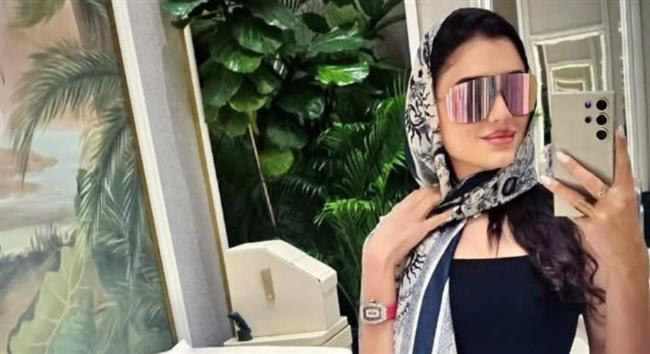 مي عمر تمزج بين العصرية والكلاسيكية في إطلالة جديدة 