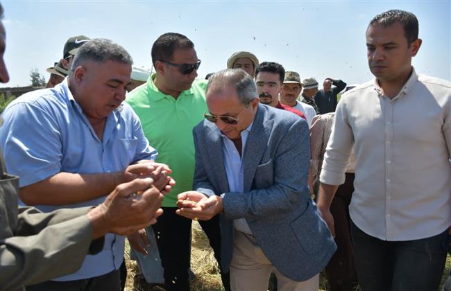 محافظ بورسعيد يشهد موسم حصاد الأرز بأحد حقول "جمعية بحري ناصر" الزراعية 