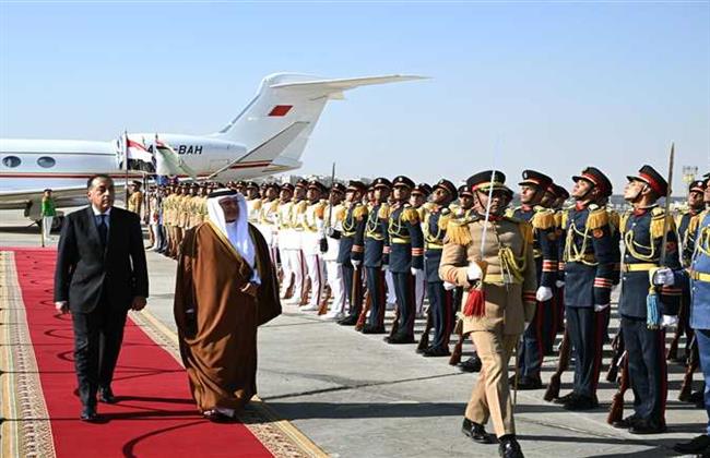 مدبولي يستقبل ولي عهد مملكة البحرين بمطار القاهرة الدولي