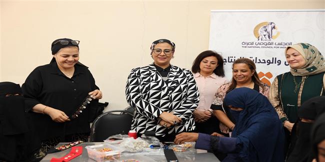 المستشارة أمل عمار تتفقد أنشطة المجلس القومي للمرأة المقامة بقصر ثقافة شلاتين
