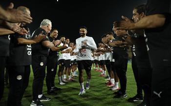 مران المنتخب.. ممر شرفي لـ "صلاح" لتتويجه بجائزة أفضل لاعب في إنجلترا| صور 