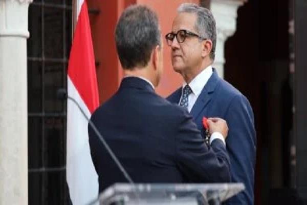 فرنسا تمنح خالد العناني وسام "جوقة الشرف" وتؤكد تأييدها لترشحه لمنصب مدير عام اليونسكو