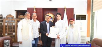 محافظ مطروح يكرم الشاب محمد السلوي بعد إعادة مبلغ مالي لأسرة من ضحايا قطار الضبعة