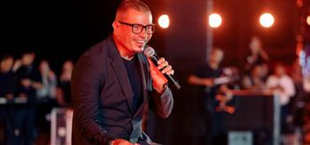 عمرو دياب يتألق في حفل بسفح الأهرامات   