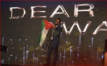 أحمد سعد يرفع العلم الفلسطيني أثناء تكريمه في "دير جيست"
