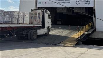 تفريغ السفينة الإماراتية «حمدان الإنسانية» بميناء العريش تمهيدًا لإدخال مساعداتها إلى غزة